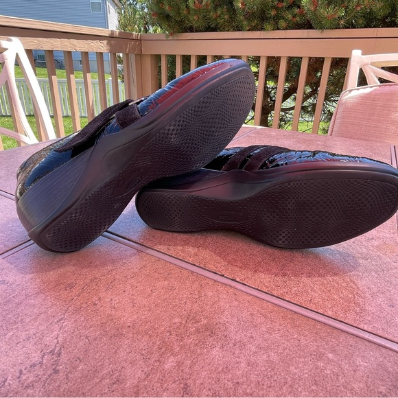 Clarks Artisan Wedge Loafers Black Patent Leather Size 7B Hook & Loop Close - Picture 7 of 7